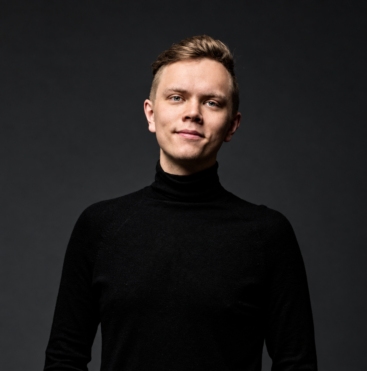 Reimo portree tumedal taustal