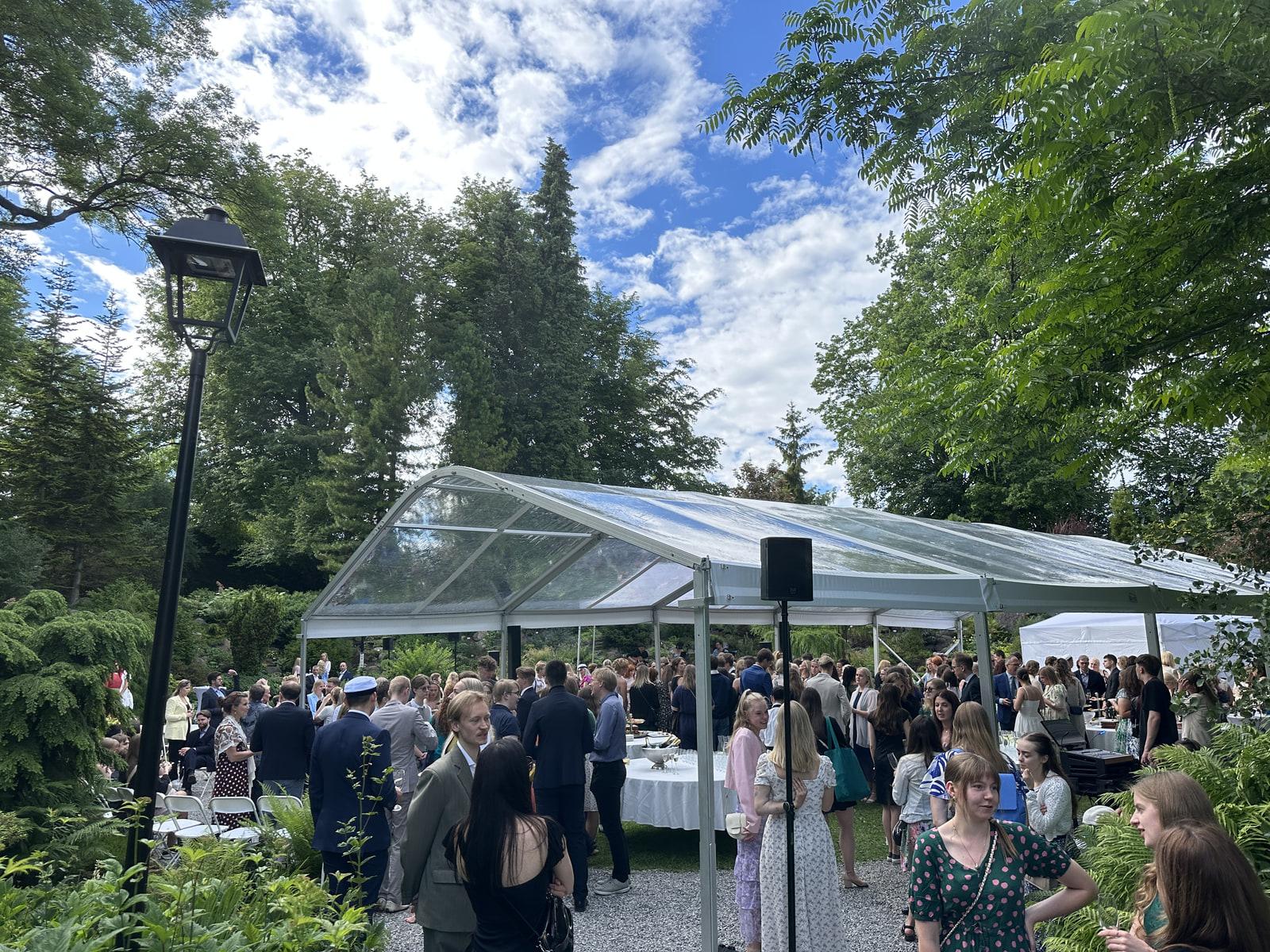 Tartu Ülikooli rektori vastuvõtt aias, kõlarid telgi ees